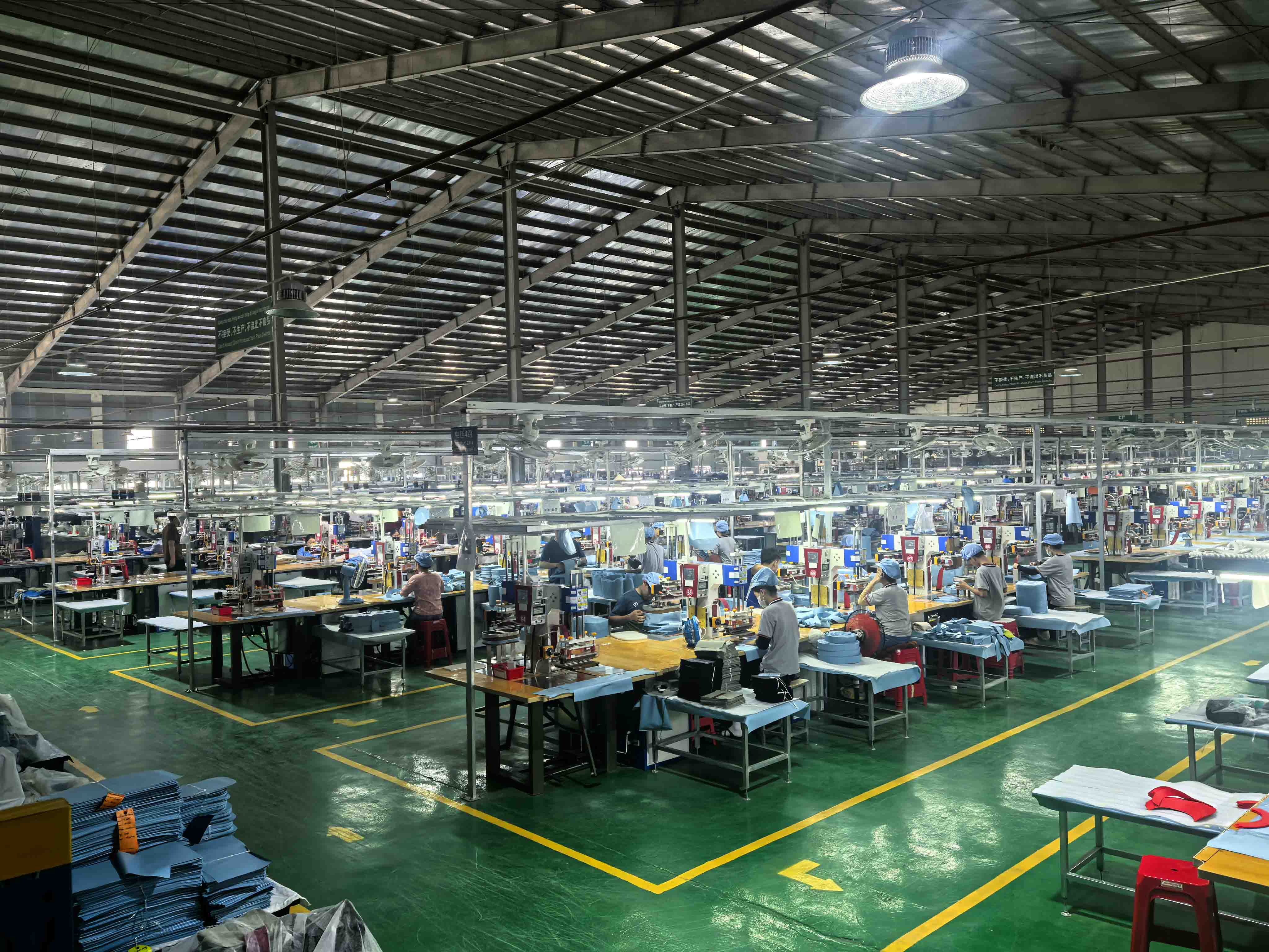Vietnam Soft Cooler Factory: linia de producție Sealock Ho Chi Minh City Vietnam Soft Cooler Factory: linia de producție Sealock Ho Chi Minh City