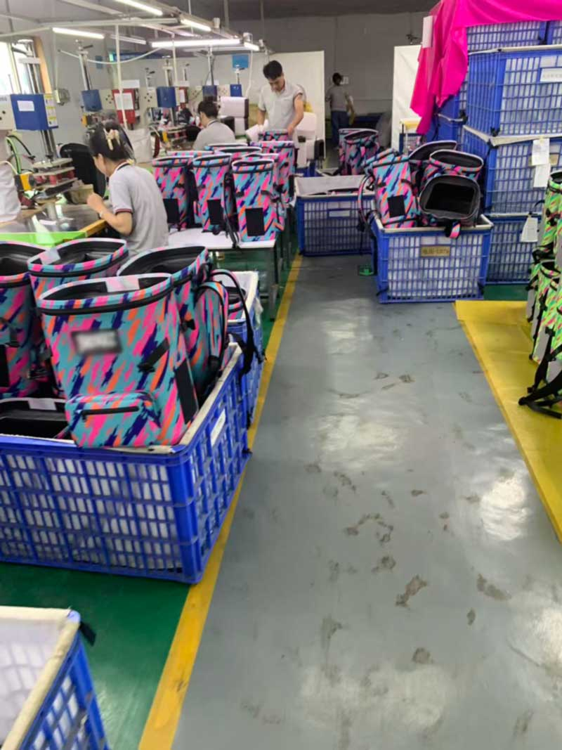 Real-shot photos of the cooler bag high-frequency welding production line
